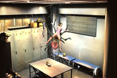El monstruo araña se folla a una nena en un sótano asqueroso